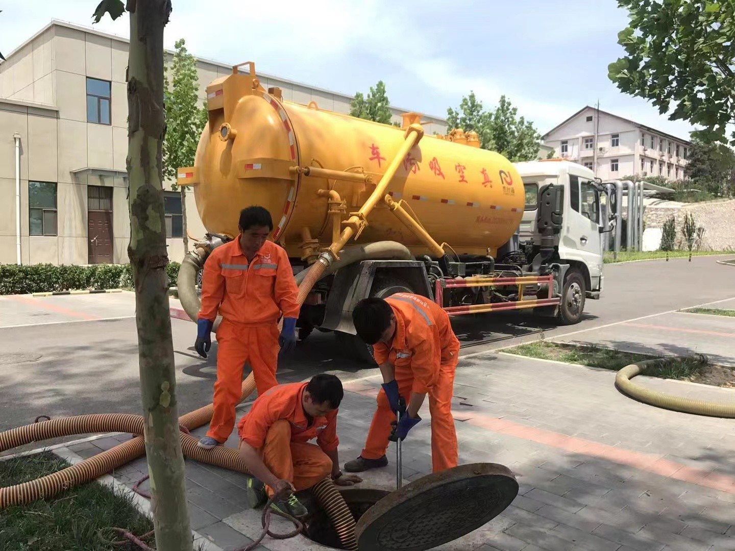 江州管道疏通车停在窨井附近