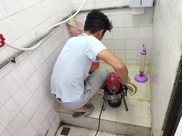 江州管道堵塞冒臭气 专业师傅现场解决问题