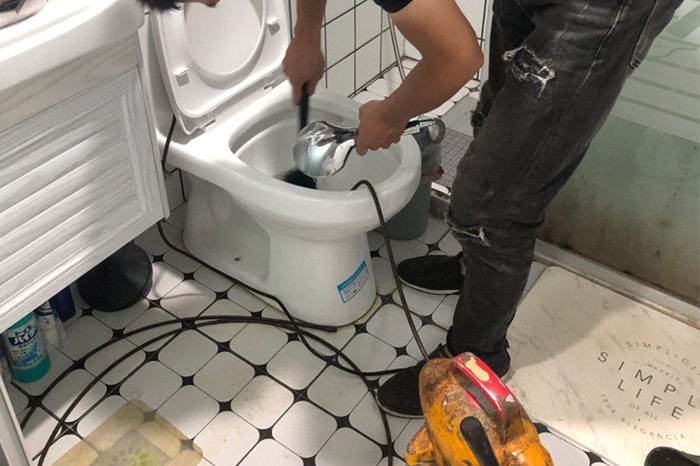 江州马桶堵塞自己疏通还是找师傅？专业上门服务让你省时更省心